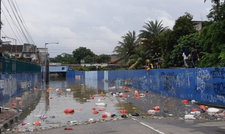 Underpass Jalan Baru, Bekasi Timur, kota Bekasi terendam banjir. 