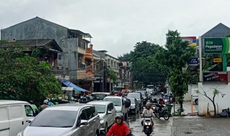 Setelah sempat tergenang banjir, arus lalu lintas di Jalan Kemang Selatan macet. Selasa (25/2).