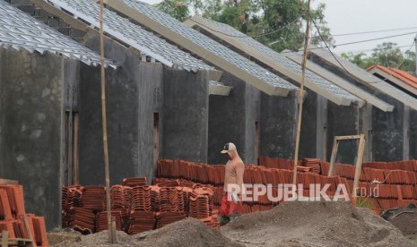 Pekerja menyelesaikan pembangunan perumahan bersubsidi di Indramayu, Jawa Barat, Selasa (25/2/2020). 