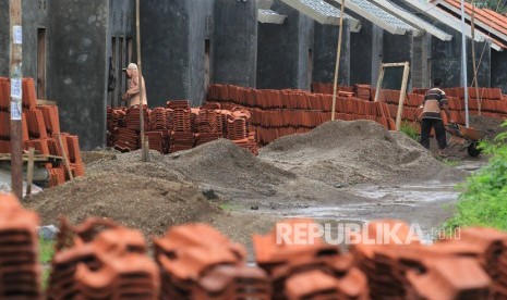 Pekerja menyelesaikan pembangunan perumahan bersubsidi di Indramayu, Jawa Barat, akhir Februari 2020. Para pengembangan (developer) perumahan meminta perbankan memberi keringanan suku bungan konstruksi.