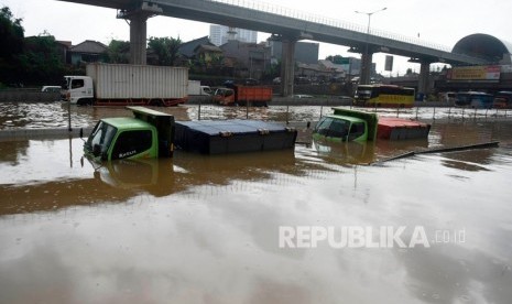 [Ilustrasi] Dua truk terendam banjir ketika mencoba melintas di ruas tol Jakarta-Cikampek.