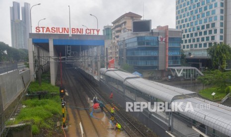 Sejumlah petugas menyedot air dengan pompa yang merendam bantalan rel di Stasiun BNI City, Jakarta (ilustrasi)