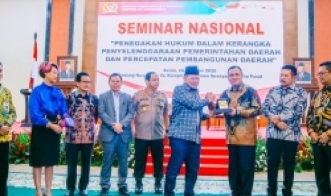 Lima kesimpulan yang ditandatangani Ketua DPD RI dan para narasumber menandai berakhirnya Seminar Nasional dengan tema Penegakan Hukum dalam Kerangka Penyelenggaraan Pemerintah Daerah dan Percepatan Pembangunan Daerah, yang digelar DPD RI di Gedung Nusantara IV, Senin (24/2).   Hadir sebagai narasumber dalam panel yang dipandu presenter Rosiana Silalahi itu, Ketua KPK Firli Bahuri, Jaksa Agung ST Burhanuddin dan Wakapolri Komjen Pol. Gatot Eddy Pramono serta Ketua Komite I DPD RI Teras Narang. Sementara Mendagri diwakili Dirjen Kewilayahan Eko Subowo. 