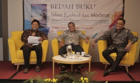 BNPT: Pemerintah Harus Gandeng Kelompok Moderat. Mantan narapidana teroris, Kurnia Widodo (Tengah) saat menjadi pembicara bedah buku 