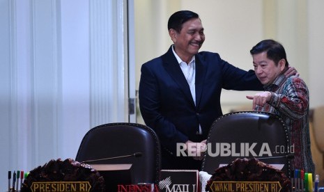 Menko Bidang Kemaritiman dan Investasi Luhut Binsar Panjaitan (kiri).