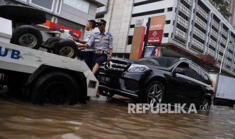 Beberapa ruas jalan Jakarta yang menerapkan sistem ganjil-genap masih banjir (Foto: banjir Jakarta)