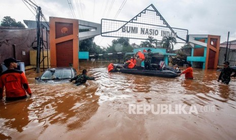 Suasana banjir di Perumahan Bumi Naseo Indah, Jati Asih, Bekasi, Jawa Barat, Selasa (25/2/2020). 