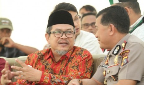 Wakil Ketua Umum Pimpinan Pusat (PP) Persatuan Islam (Persis), Ustadz Jeje Zaenudin (tengah), menyatakan perilaku seks menyimpang seperti gay semakin terang-terangan