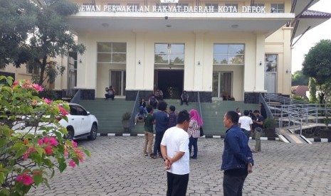 Gedung DPRD Kota Depok ditutup mulai sepekan pada Senin (7/9). Pegawai dan anggota DPRD akan bekerja dari rumah selama gedung DPRD ditutup untuk didisfeksi.