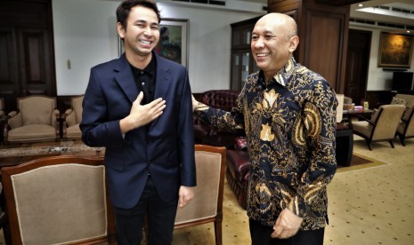 Artis Raffi Ahmad temui Menteri Koperasi dan UKM Teten Masduki, membahas pemberdayaan pelaku Usaha Mikro Kecil Menengah (UMKM) di tengah era digital, di Jakarta, Selasa, (25/2).