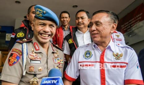 Ketua Umum PSSI Mochamad Iriawan (kanan).