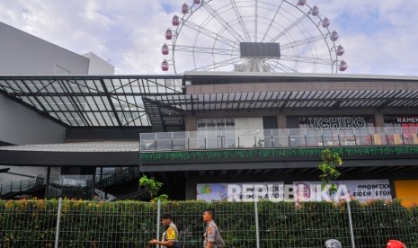 Anggota polisi berjaga di Aeon Mall pascakerusuhan di Cakung, Jakarta Timur, Selasa (25/2/2020).