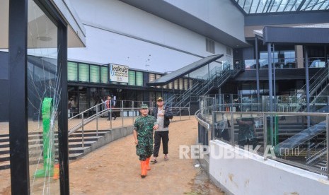 Prajurit TNI dan anggota polisi berjaga di Aeon Mall pascakerusuhan di Cakung, Jakarta Timur, Selasa (25/2/2020). 