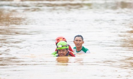 Petugas Basarnas mengevakuasi warga terdampak banjir di Desa Purwasari, Karawang, Jawa Barat, Selasa (25/2/2020).