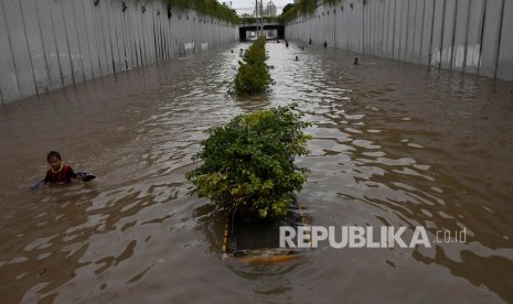 Anak-anak bermain air di underpass Jalan Angkasa yang terendam banjir, Kemayoran, Jakarta Pusat, Selasa (25/2/2020). 