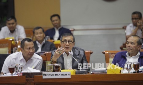 Menteri Hukum dan HAM Yasonna Laoly (tengah) memberikan penjelasan saat mengikuti rapat kerja dengan Komisi III DPR di Kompleks Parlemen, Senayan, Jakarta, Selasa (25/2/2020). 