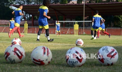 Pesepakbola Persiraja mengikuti latihan peningkatan fisik dan teknis penyerangan di stadion Hadi Murthala, Banda Aceh, Selasa (25/2/2020).