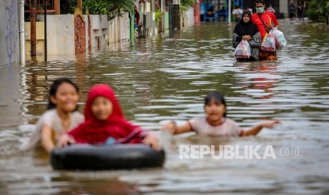 Warga melintasi banjir di Perumahan Ciledug Indah, Kota Tangerang, Banten, Selasa (25/2/2020).