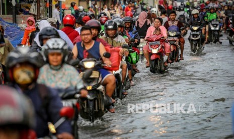 Sejumlah pengendara melintasi banjir di Jalan K.H Hasyim Ashari, Ciledug, Kota Tangerang, Banten.