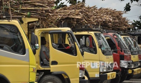 Deretan truk membawa tumpukan tebu untuk digiling di pabrik gula Sei Semayang PTPN II Kabupaten Deli Serdang, Sumatera Utara, pada Februari lalu. Pada masa New Normal seperti sekarang, kegiatan operasional PTPN Group dijalankan dengan protokol kesehatan yang ketat.