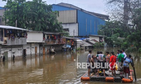 Sejumlah warga kampung Petukangan Rawa Teratai menaiki perahu darurat untuk menuju rumahnya saat banjir di Jakarta Timur, Selasa (25/2/2020). 