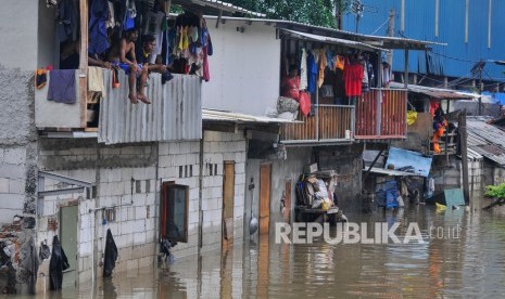 Sejumlah warga kampung Petukangan Rawa Teratai mengungsi ke lantai 2 rumahnya saat banjir di Jakarta Timur, Selasa (25/2/2020).