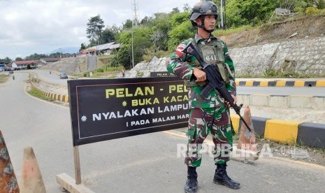 Anggota Pamtas dari Yonif Raider 641/Bru bersiaga di pintu masuk kawasan perbatasan Entikong di Kabupaten Sanggau, Kalimantan Barat, Selasa (25/2/2020). (Antara/Agus Alfian)