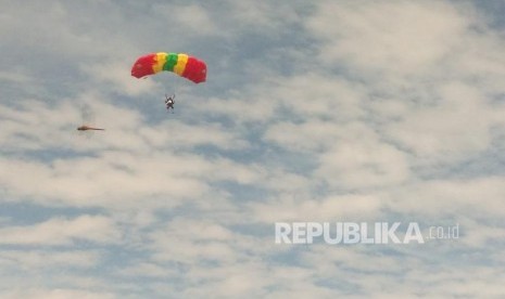 Para penerjun dari Brigade Infanteri (Brigif) Para Raider 17 Kostrad melakukan kegiatan pemeliharaan kemampuan (Harpuan) terjun bebas militer di Kota Sukabumi yang mengambil tempat pendaratan di Lapangan Stadion Suryakencana, Kota Sukabumi mulai Selasa (25/2) hingga Kamis (27/2)