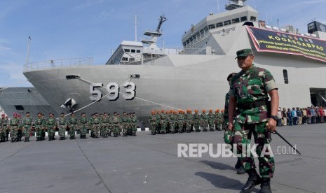 Panglima Komando Gabungan Wilayah Pertahanan (Pangkogabwilhan) I Laksamana Madya TNI Yudo Margono (kiri) menginspeksi pasukan Upacara Satgas Bantuan Kemanusiaan WNI di Pulau Sebaru di Mako Kolinlamil, Jakarta, Rabu (26/2/2020). 