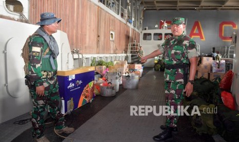 Panglima Komando Gabungan Wilayah Pertahanan (Pangkogabwilhan) I Laksamana Madya TNI Yudo Margono (kanan) didampingi Komandan Kopaska Koarmada I Kolonel Laut (P) Johan Wahyudi (kiri) mengecek kesiapan personel TNI usai Upacara Satgas Bantuan Kemanusiaan WNI di Pulau Sebaru di tank deck KRI Banda Aceh-593 yang bersandar di Mako Kolinlamil, Jakarta, Rabu (26/2/2020).