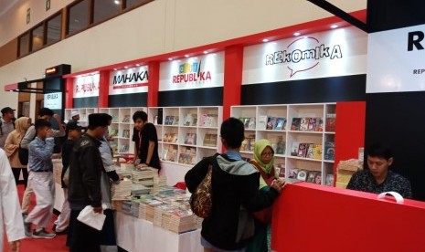 Suasana di hari pertama Islamic Book Fair (IBF) ke-19, di Jakarta Convention Center (JCC), Senayan, Jakarta, Rabu (26/2). Nampak antusiasme pengunjung jika dilihat dari kepadatan yang ada di setiap stand penerbit buku.