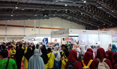 Suasana di hari pertama Islamic Book Fair (IBF) ke-19, di Jakarta Convention Center (JCC), Senayan, Jakarta, Rabu (26/2). Nampak antusiasme pengunjung jika dilihat dari kepadatan yang ada di setiap stand penerbit buku.