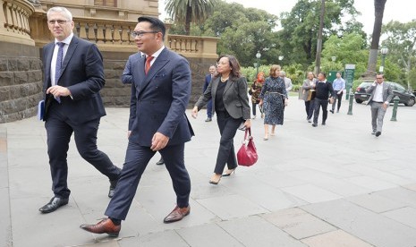 Gubernur Jabar Ridwan Kamil berjalan bersama Parliamant Secretary of Victoria, Danny Pearson menuju ruang pertemuan business lunch delegasi Jabar dengan unsur pemerintahan Victoria di Melbourne, Selasa (25/2). 