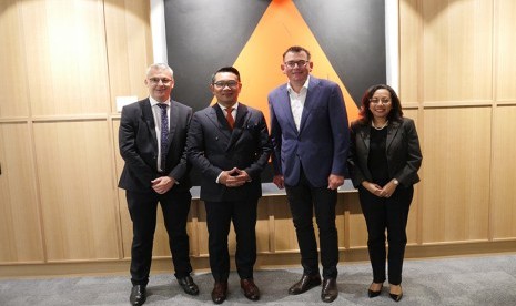 Gubernur Jabar Ridwan Kamil berfoto bersama Premiere Victoria Daniel Andrews (kanan), Parliamant Secretary of Victoria Danny Pearson (kiri) serta Konjen Indonesia untuk Melbourne Spica Alphanya Tutuhatunewa (paling kanan). Sesi foto dilakukan sebelum pertemuan di Melbourne, Selasa (25/2).