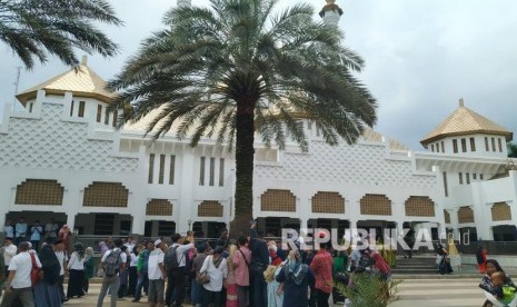 Warga berkumpul menikmati buah kurma yang dipanen di halaman Masjid Agung Tasikmalaya, Rabu (26/2). 