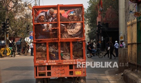 Setahun Kerusuhan Delhi, Keluarga Muslim Jual Rumah. Sekelompok Muslim berkerumun di belakang sebuah truk mini dan meninggalkan daerah itu setelah kerusuhan Selasa di New Delhi, India, Rabu, 26 Februari 2020.