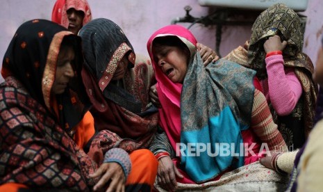 Anggota keluarga Rahul Solanki, yang terbunuh dalam bentrokan antara gerombolan Hindu dan Muslim yang memprotes undang-undang kewarganegaraan baru, menangis di luar kamar mayat di New Delhi, India, Rabu, 26 Februari 2020.(AP/Altaf Qadri)