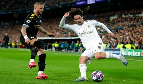  Pemain Real Madrid Isco (kanan) berusaha melawati pemain Manchester City Kyle Walker pada leg pertama babak 16 besar Liga Champions di stadion Santiago Bernabeu, Madrid,Rabu (26/2/2020). 