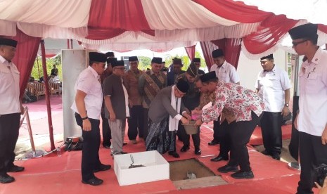 Wapres upayakan jamaah Indonesia tetap bisa umroh. Foto: Wakil Presiden Maruf Amin saat melakukan peletakan batu pertama Pesantren Annawawi Tanara 2 di Pangkalpinang, Bangka Belitung, Kamis (27/2).