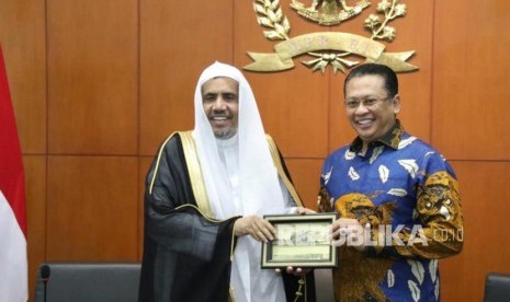 Ketua MPR RI Bambang Soesatyo menerima kunjungan Sekretaris Jenderal Liga Muslim Dunia (Rabithah Al Alam Al Islami), H.E. Mr.  Sheikh Mohammed bin Abdulkarim Al Issa, di Gedung MPR RI, Jakarta, Kamis (27/2/20).