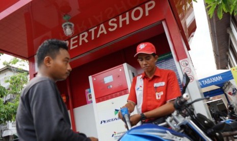 Aktivitas pengisian bensin di Pertamina Shop (Pertashop) yang berada di Desa Mengwi, Badung, Bali.