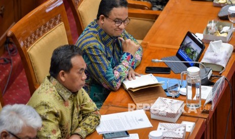 Gubernur DKI Jakarta Anies Baswedan (kanan) mengikuti Rapat Dengar Pendapat (RDP) dengan Komisi X DPR di Kompleks Parlemen, Senayan, Jakarta, Kamis (27/2/2020). 