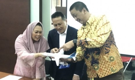 Direktur Utama Garuda Indonesia Irfan Setiaputra, Komisaris Utama Garuda Indonesia Triawan Munaf, dan Komisaris Independen Garuda Indonesia Yenny Wahid berfoto bersama di Gedung Garuda Indonesia, Kebon Sirih, Jakarta, Kamis (27/2). 