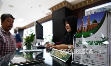 Petugas memberikan penjelasan kepada calon jamaah umrah di kantor pusat Maktour Travel Umrah dan Haji, Jakarta Timur, Kamis (27/2/2020).