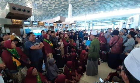 Ribuan jemaah calon umrah terlantar di Terminal 3 Bandara Internasional Soekarno-Hatta, Tangerang, Kamis (27/2)