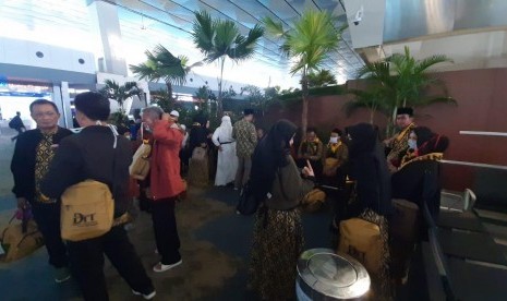 Ribuan jemaah calon umrah terlantar di Terminal 3 Bandara Internasional Soekarno-Hatta, Tangerang, Kamis (27/2) 