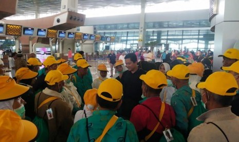 Ribuan jemaah calon umrah terlantar di Terminal 3 Bandara Internasional Soekarno-Hatta, Tangerang, Kamis (27/2). 