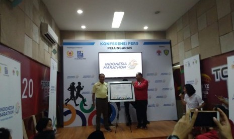 Menteri Pemuda dan Olahraga (Menpora) RI, Zainudin Amali (kiri) dan Ketua Umum KONI, Marciano Norman meluncurkan Indonesia Marathon 2020-2024 di Kantor Kemenpora, Jakarta, Kamis (27/2). 