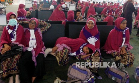 Calon Jamaah Umroh menunggu kepastian untuk berangkat ke Tanah Suci Mekah di Terminal 3 Bandara Soekarno Hatta, Tangerang, Banten, Kamis (27/2/2020).