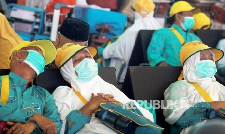 220 Jamaah Umroh Transit Dipulangkan ke Indonesia. Calon jamaah umroh tertidur saat menunggu kepastian untuk berangkat ke Tanah Suci Makkah di Terminal 3 Bandara Soekarno Hatta, Tangerang, Banten.